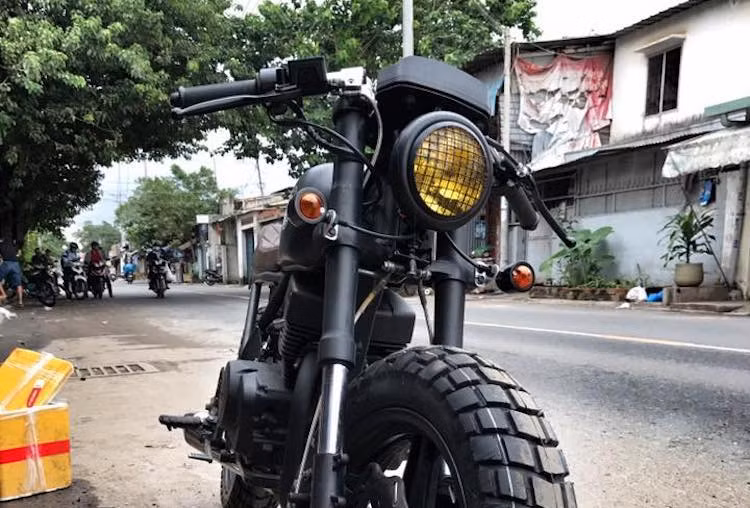 Ở phía trước, thay vì phần đầu hiện đại và "nhái" theo các dòng FZ của Yamaha, TTD đã thay thế cho CB125R dàn đầu với thiết kế cổ điển nhờ đèn pha tròn với chóa màu vàng chống sương mù và bảo vệ bởi lưới thép cực "ngầu". Hai bên đèn pha cũng là cặp xi-nhan "hột vịt" đã quen thuộc với người chơi xe tại Việt Nam.