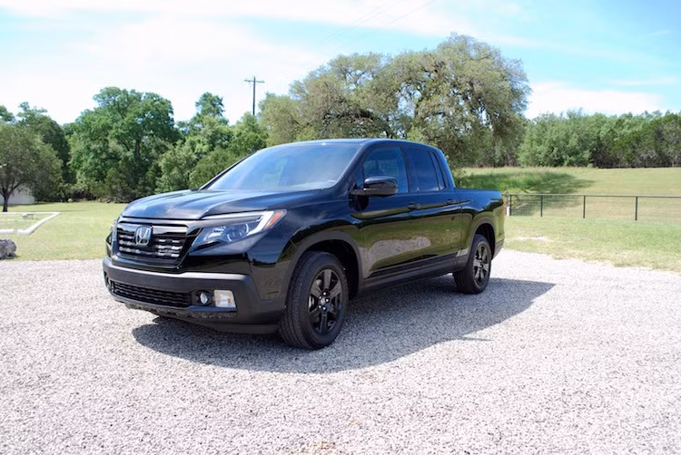 Với thế hệ mới nhất, mẫu xe bán tải Honda Ridgeline đã "lột bỏ" ngoại hình vuông vức của mẫu cũ, thay vào đó là một thiết kế mới mềm mại hơn, thời trang hơn. Phiên bản 2018 vẫn giữ nguyên thiết kế này, chỉ được bổ sung thêm 2 màu mới là trắng ngọc và bạc ánh kim.