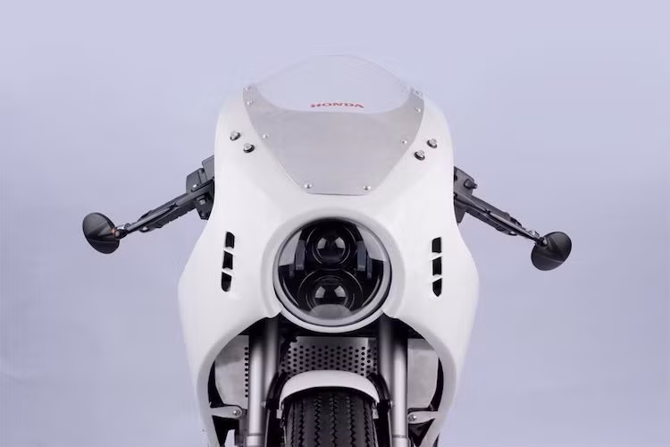 Trên Neo Cafe Race Mark-1, Lunatic Customs đã lột bỏ hoàn toàn dàn vỏ của CBR250RR, thay vào đó là những chi tiết "hàng thửa" do xưởng thiết kế. Chiếm trọn phía trước chiếc xe là bộ quây gió với thiết kế hoài cổ nhưng sử dụng đèn pha LED Daymaker phong cách Harley-Davidson hiện đại, cùng với các khe dẫn gió trực tiếp vào cổ hút của xe.
