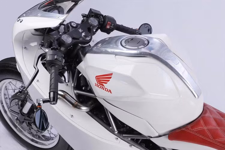Chi tiết thân xe nguyên bản duy nhất của chiếc CBR250RR là vỏ bình xăng cũng được sửa đổi nhẹ với tấm ốp trên được gò thủ công từ nhôm. Cặp ghi-đông clip-on nguyên bản của chiếc xe được hạ thấp hơn, kèm theo 2 kính chiếu hậu gắn gù nhỏ gọn. Dù có kiểu dáng cổ điển nhưng Neo Cafe Race Mark-1 vẫn sử dụng bảng đồng hồ full màn hình LCD của CBR250RR nguyên bản.