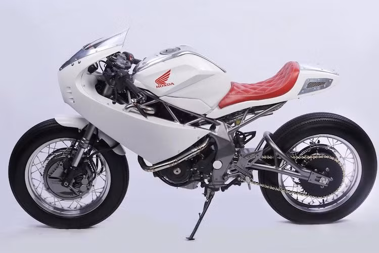 Sau khi hoàn thành, chiếc CBR250RR hiện đại đã được "giật ngược" lại mang đậm phong cách của những mẫu xe đua thập niên 70 của Thế kỷ 20 với bản độ Neo Cafe Race Mark-1 đậm chất cổ điển.