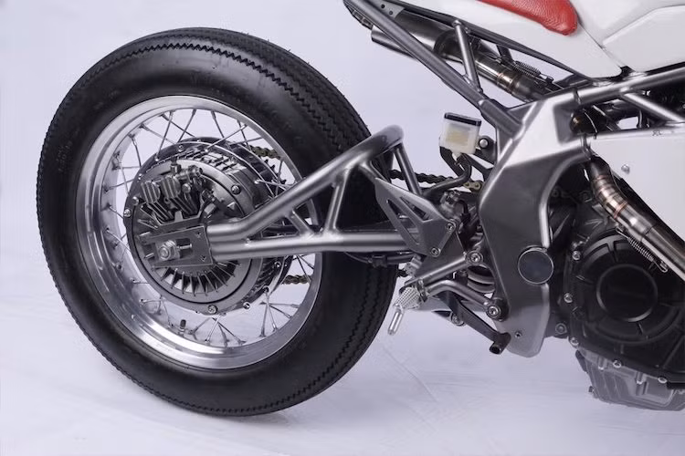 Thay vì gắp nhôm nguyên bản, Lunatic Custom đã tạo cho CBR250RR Neo Cafe Race Mark-1 một bộ gắp bằng thép ống chắc chắn. Bánh sau của xe tiếp tục lấy moay-ơ và phanh từ Honda CBX550, nhưng sử dụng niềng nhôm 18 x 3.5 inch và lốp 18 x 4.5 inch lớn hơn.