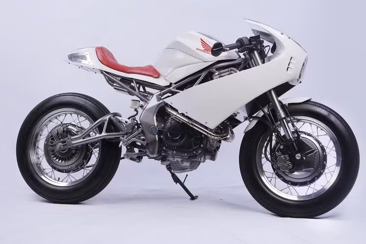 "Sinh sau đẻ muộn" so với Yamaha R25 hay Kawasaki Ninja 250, mẫu xe môtô Honda CBR250RR mang những ưu điểm vượt trội hơn các đối thủ. Nhờ có thông số kỹ thuật ưu việt, CBR250RR hiện đang là mẫu sportbike tầm trung có doanh số bán chạy nhất tại thị trường Indonesia.