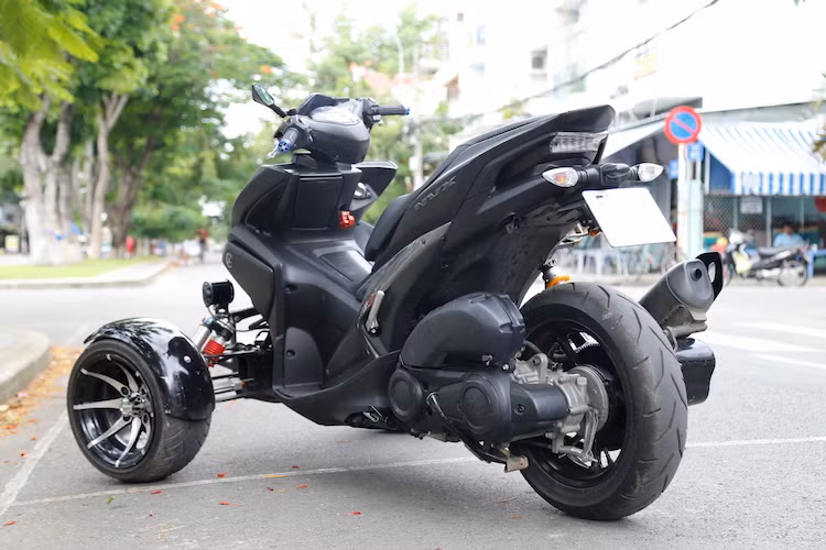 Theo chủ xe chia sẻ, bản độ Yamaha NVX này đã tiêu tốn của anh hơn 45 triệu đồng để thiết kế, lắp đặt hoàn thiện. Riêng bộ khung phía trước đã có chi phí lên tới 18 triệu đồng, cặp bánh to phía trước 12 triệu đồng, và hệ thống lùi xe bằng điện 10 triệu đồng.