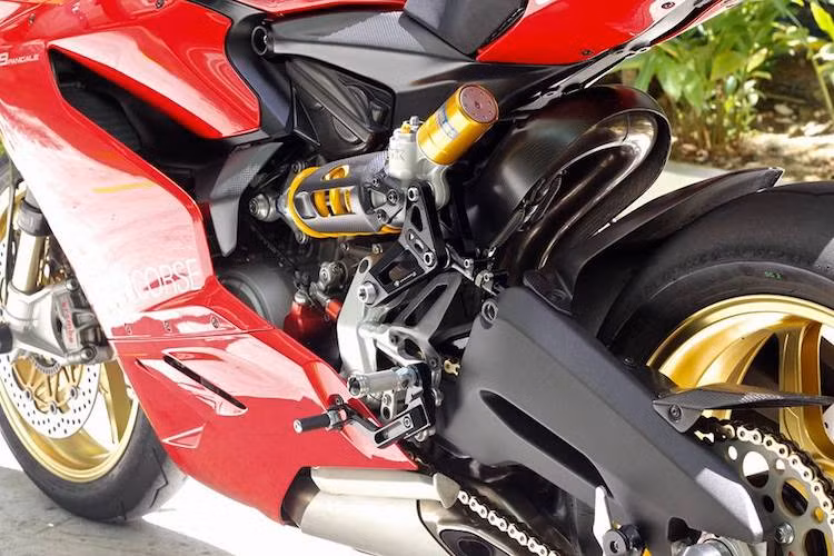 Khối động cơ L-Twin 898 cc nguyên bản của Ducati 899 Panigale vốn đã có công suất khá mạnh 148 mã lực, nay đã tăng nhẹ khi được trang bị hệ thống xả Termignoni được thiết kế dành riêng cho chiếc xe. Ngoài ra, động cơ xe cũng được trang bị bộ trợ côn để giảm lực bóp tay côn.