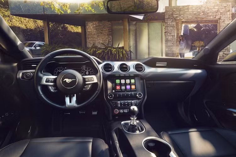 Ở bên trong nội thất, thay đổi lớn nhất của Ford Mustang 2018 đó là bảng đồng hồ của xe được thay bằng một màn hình 12 inch với 3 chế độ hiển thị dựa trên chế độ lái là normal, sport và track. Chất liệu sử dụng để làm nội thất của xe cũng đã được nâng cấp để khiến cabin trở nên sang trọng hơn, bao gồm có các chi tiết nhựa mềm và viền nhôm thật.