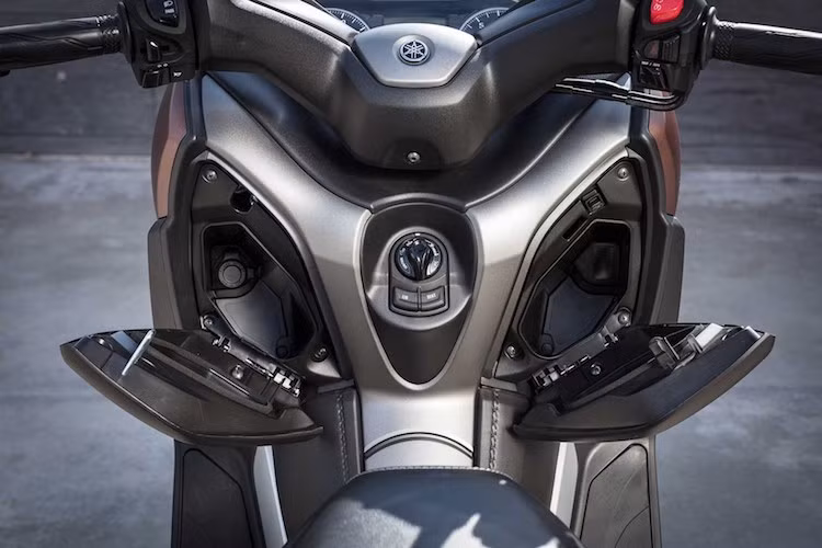 Giống như nhiều mẫu xe tay ga Yamaha trong thời gian gần đây, X-Max cũng đi kèm với cổng sạc 12V trong hộc chứa đồ phía trước và hệ thống khóa thông minh Smart Key, cho phép người lái có thể khởi động và sử dụng xe mà chỉ cần đem theo chìa khóa bên người