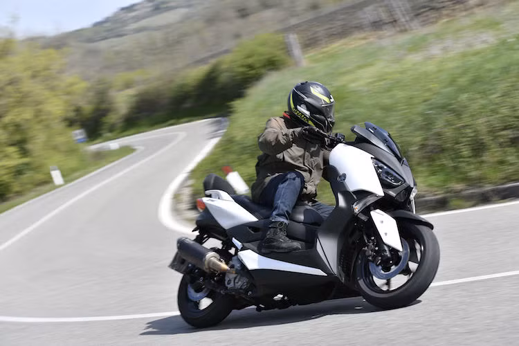 Hướng chủ yếu tới thị trường châu Âu, xe ga Yamaha X-Max 400 thế hệ mới được thiết kế để thay thế cho chiếc X-Max 250 đã ra mắt lần đầu từ năm 2005, đồng thời cung cấp cho khách hàng thêm một sự lựa chọn maxi scooter tầm trung, nhỏ hơn so với dòng T-Max hiện tại nhưng mạnh mẽ hơn chiếc X-Max của hãng.