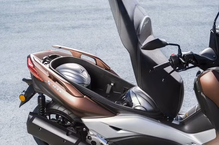 Là một chiếc maxi scooter, X-Max cũng có khoang chứa đồ dưới yên với thể tích rất lớn do bình xăng được chuyển lên lườn giữa. Dù không công bố thể tích thực nhưng Yamaha cho biết cốp xe có thể chứa được 2 mũ bảo hiểm full-face, đồng thời vẫn còn không gian chứa một số đồ dùng cá nhân nhỏ.
