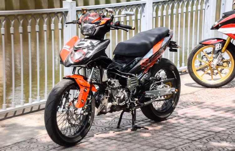 Với cặp niềng căm bản lớn cùng dàn tem đấu độc đáo và những đồ chơi "hàng tuyển", chiếc Exciter 150 độ khủng này được xem như một "luồng gió mới" sau hàng loạt các phiên bản chế "dàn chân" tại Việt Nam.