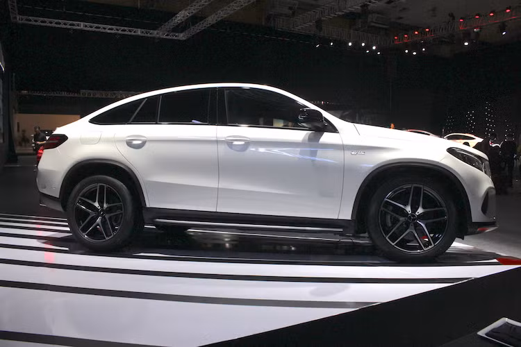 Cũng giống như nhiều mẫu Mercedes khác, GLE 43 AMG Coupe được trang bị đầy đủ các công nghệ an toàn khác nhau. Ngoài các hệ thống cơ bản như ABS, EBD, ESP, chiếc xe còn có hệ thống hỗ trợ phòng ngừa va chạm, cảnh báo mất tập trung, hệ thống chống trượt ASR, hệ thống kiểm soát lực kéo, hỗ trợ xuống dốc, ổn định thân xe khi có gió tạt ngang Crosswind Assist, hệ thống phanh thích ứng...