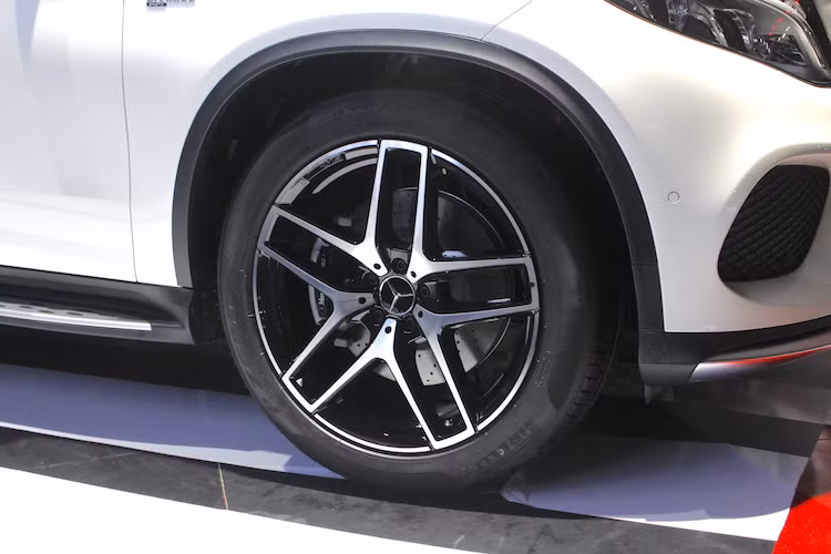Ở hai bên thân xe, những điểm khác biệt của GLE 43 AMG Coupe khó "nhận dạng" hơn, trong đó nổi bật nhất phải kể tới bộ mâm đúc 5 cánh kép đặc trưng của AMG. Bộ mâm này được hoàn thiện với 2 tông màu đen bóng/nhôm phay và đường kính "khổng lồ" lên tới 22 inch. Ngoài ra, ở 2 bên vè trước của chiếc xe cũng có các logo đặc biệt.