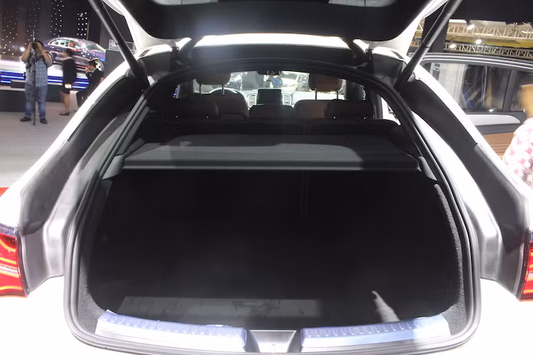 So với phiên bản GLE-Class thông thường, các bản GLE Coupe có thể tích khoang hành lý nhỏ hơn. Tuy nhiên với thể tích 650 lít, chiếc xe vẫn có cốp rộng rãi hơn 70 lít so với đối thủ trực tiếp BMW X6. GLE 43 AMG Coupe có sẵn cửa sau đóng mở bằng điện EASY-PACK. Tuy nhiên do có thềm cửa cao và khoảng sáng gầm lớn, việc chất dỡ các hàng hóa nặng vẫn tương đối khó khăn hơn so với nhiều dòng xe khác.