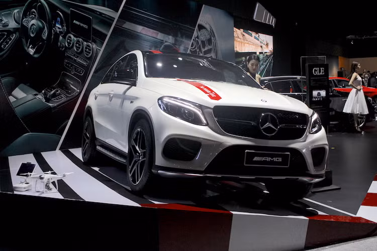 Nhân kỷ niệm 50 năm thành lập chi nhánh thể thao AMG, Mercedes Việt Nam đã bố trí riêng một khu trưng bày dành cho các dòng xe hiệu năng cao này tại triển lãm Fascination 2017 tổ chức ở Hà Nội. Trong đó, mẫu crossover "lai" coupe Mercedes-AMG GLE 43 Coupe là tâm điểm chú ý, bên cạnh các dòng A45 và GLA 45 AMG đã từng xuất hiện tại nhiều sự kiện Mercedes trước đây.