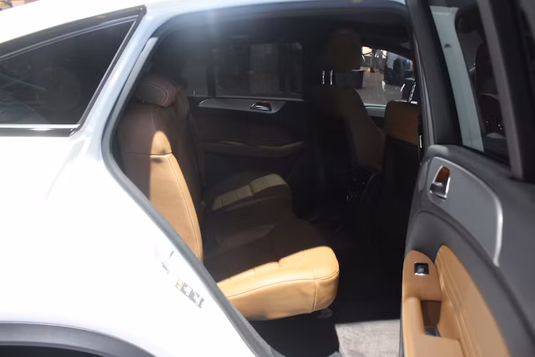Toàn bộ nội thất của xe cũng được bọc trong da Designo cao cấp. Dù có vòm mui dạng coupe nhưng nhờ vào kích thước lớn, GLE 43 AMG Coupe nói riêng và các phiên bản GLE Coupe khác vẫn có không gian cho hành khách ngồi sau khá lớn. Hàng ghế thứ 2 sở hữu lưng ghế có thể điều chỉnh độ nghiêng &amp; gập 60:40.