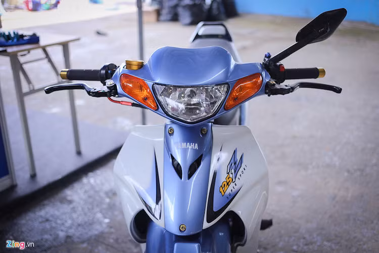 Chiếc 125ZR này được chủ xe tại TP.HCM gắn thêm nhiều món đồ chơi đắt tiền từ các đơn vị sản xuất phụ kiện xe máy có tiếng. Ước tính riêng những món đồ chơi trên xe cũng có giá lên đến cả trăm triệu đồng.