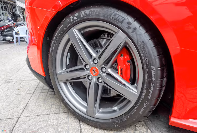 Xe sử dụng vành hợp kim đường kính 20 inch, kết hợp cùng bộ lốp dành cho xe đua Michelin Pilot Super Sport. Bên trong là kẹp phanh màu đỏ cỡ lớn cùng màu với thân xe, cùng đĩa phanh gốm cỡ lớn là trang bị tiêu chuẩn.