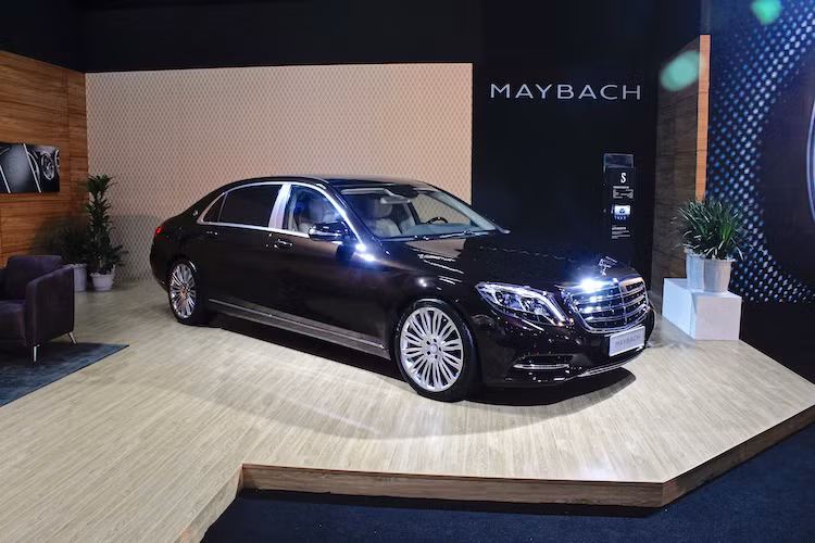 Trong đó, các dòng xe cao cấp nhất của Mercedes như S-Class và Maybach hội tụ trong một khu vực riêng, gồm có đầy đủ các đại diện như coupe, cabriolet... Khách hàng cũng có thể khám phá một số dòng xe phổ biến của Mercedes tại Việt Nam như E-Class, C-Class, GLC-Class...