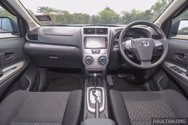 Ở bên trong nội thất, Avanza có thiết kế giản dị, không điểm nhấn đặc biệt nào. Với phiên bản nâng cấp, chiếc xe có bảng điều khiển trung tâm màu bạc mờ và mặt đồng hồ mới. Nằm chính giữa bảng điều khiển trung tâm là hệ thống thông tin giải trí 2-DIN với màn hình cảm ứng 7 inch, kết nối Bluetooth/smartphone trên phiên bản cao cấp nhất.