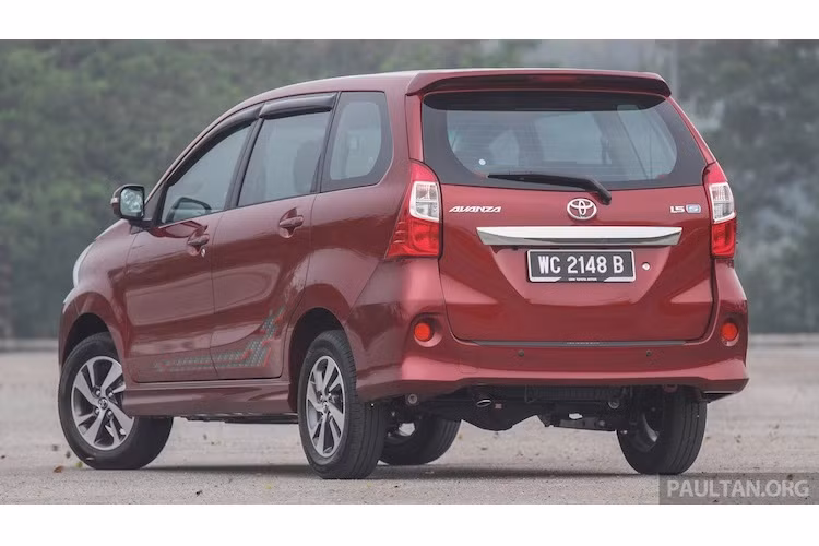 Ở hai bên thân xe, thay đổi lớn nhất của Avanza mới là bộ mâm đường kính 14 hoặc 15 inch tùy từng phiên bản. Trong khi đó, phần đuôi xe gần như không có thay đổi nào ngoại trừ cặp đèn hậu với chóa bên trong mới. Chiếc xe có kích thước nằm ở phân khúc B với tổng chiều dài chỉ 4190 mm, rộng 1,660 mm và cao 1,695 mm.
