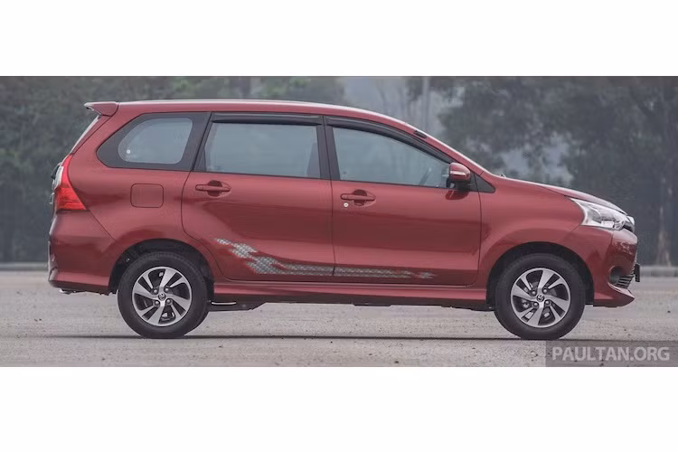 Tùy từng phiên bản, xe sẽ được trang bị hộp số sàn 5 cấp hoặc tự động 4 cấp. Theo Toyota, mức tiêu thụ nhiên liệu của xe sẽ thấp hơn từ 5-10% so với trước khi nâng cấp. Ngoài ra Avanza mới còn có hệ thống treo êm ái hơn và phanh trước được nâng cấp lên đĩa. Các trang bị an toàn của xe dừng ở mức cơ bản với 2 túi khí, chống bó cứng phanh ABS, điều phối lực phanh điện tử EBD.