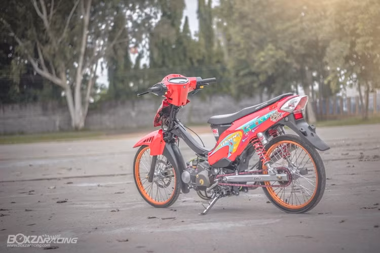 Mẫu xe số phổ thông Honda Wave 125 đã được những người đam mê độ lại hoàn toàn để trở thành một chiếc xe "drag kiểng", không chỉ đẹp mắt mà còn mạnh mẽ trên đường thẳng.