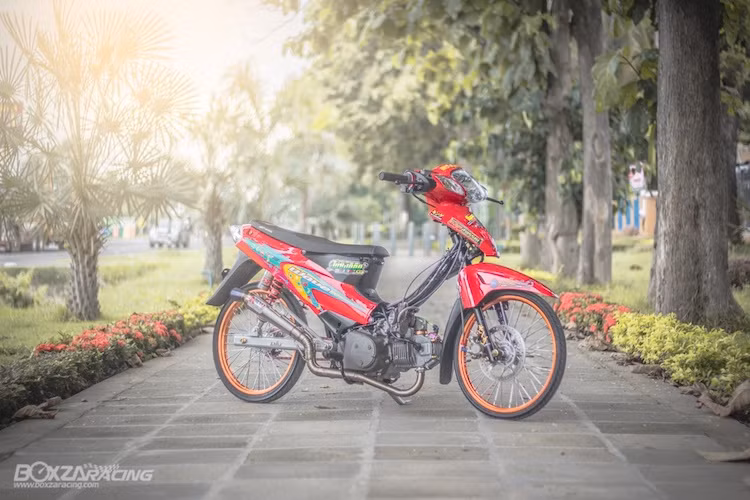 Trong khi Việt Nam có phiên bản Future II 125 thì tại Thái Lan, thị trường này được Honda phân phối mẫu xe số phổ thông Honda Wave 125 - bản nâng cấp của mẫu xe máy Wave 110 quen thuộc. Cũng giống như Wave, Dream và nhiều mẫu xe số khác, Wave 125 cũng thường xuyên được dân chơi nước bạn độ lại với đủ các phong cách khác nhau.