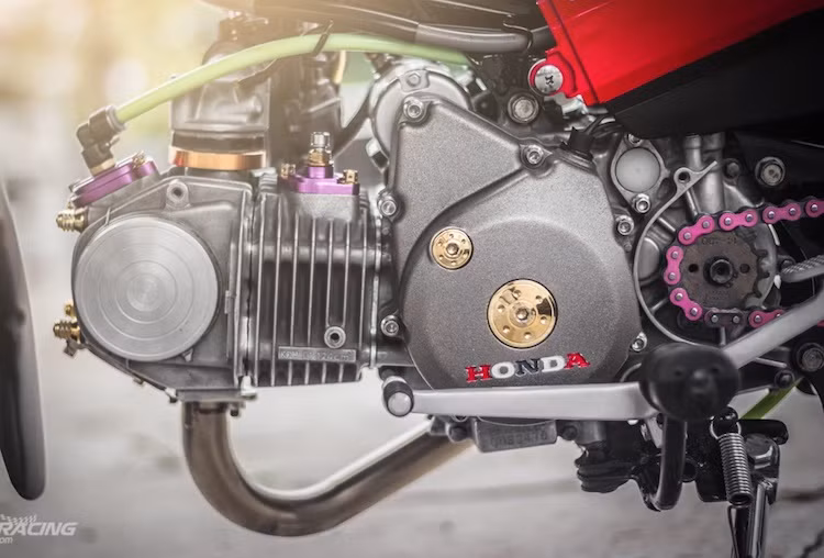 Một chiếc xe drag không thể thiếu được động cơ mạnh mẽ, chính vì vậy chiếc Wave 125 này đã được độ "nội công khủng". Vốn có dung tích xi-lanh 124 cc, chiếc xe đã được "doa nòng" lên trái 66 mm cùng hành trình xi-lanh nâng lên 52,4 mm để đạt dung tích 179 cc. Chưa dừng lại ở đó, xú-páp cũng đã được nâng lên với đường kính 31/27,5 mm.