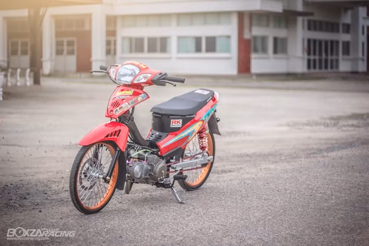 Tuy nhiên, những dân chơi Wave 125 có thể chia làm 2 nhóm: độ "nội công" để có thể đạt tốc độ cao, hoặc độ kiểng chú trọng tới vẻ ngoài. Hòa nhập giữa 2 phong cách này, một biker Thái đã tạo ra bản độ Wave 125 với những đặc điểm của một chiếc xe drag chuyên dụng, cùng với vẻ ngoài như xe kiểng.