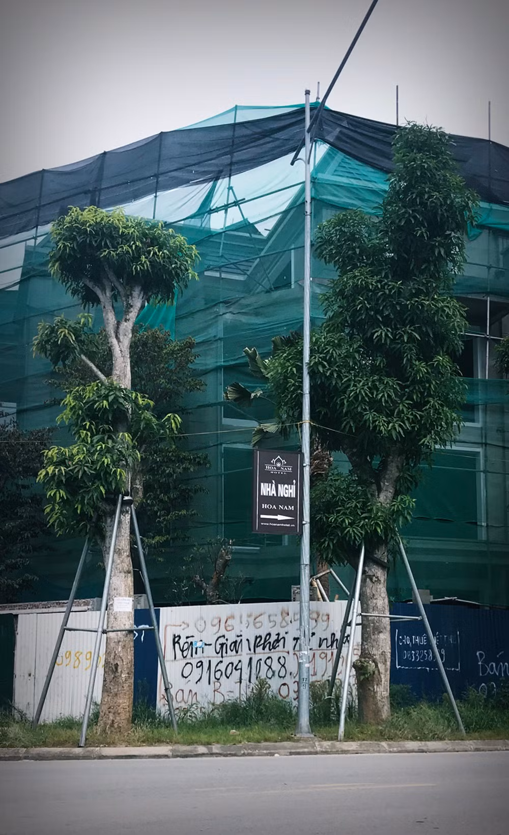 Trước thông tin sự việc, bước đầu, thừa nhận với PV Kiến Thức, một đại diện Tổ công tác Quản lý trật tự xây dựng đô thị phường Hoàng Liệt (Đội Quản lý trật tự xây dựng đô thị quận Hoàng Mai) nói: “Xây sai chiều cao thôi. Tôi đang yêu cầu chủ đầu tư đi xin điều chỉnh chiều cao…”.