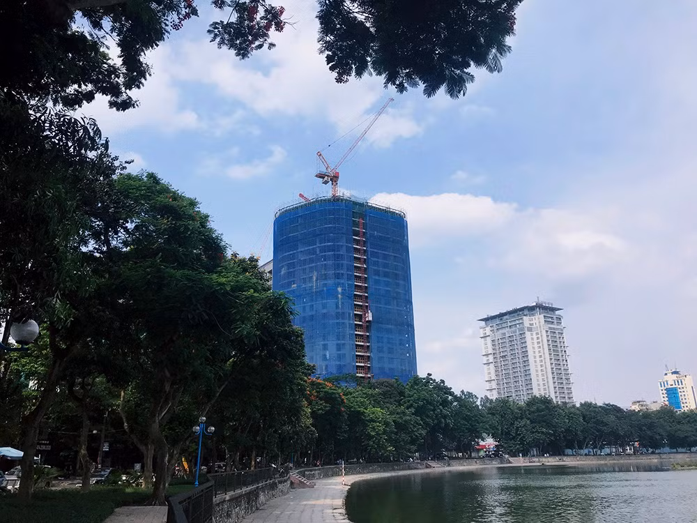 Dự án khách sạn Hà Nội Golden Lake ở B7 Giảng Võ (phường Giảng Võ, quận Ba Đình, TP Hà Nội) do Hòa Bình Group làm chủ đầu tư. Tổng vốn đầu tư dự án rơi vào gần 2.000 tỷ đồng.