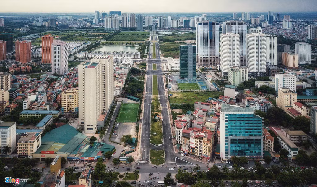 Đường Nguyễn Văn Huyên kéo dài có mặt cắt ngang rộng 60 m, dự kiến đi qua trung tâm hành chính mới, khi có 8 bộ ngành di dời về khu tây hồ Tây. Tuyến đường này dự kiến cũng có tuyến đường sắt đô thị chạy dọc theo nối với sân bay Nội Bài và trung tâm Hà Nội. Với vị trí đắc địa, đường Nguyễn Văn Huyên kéo dài nhanh chóng thu hút hàng loạt dự án bất động sản quy mô lớn ăn theo.