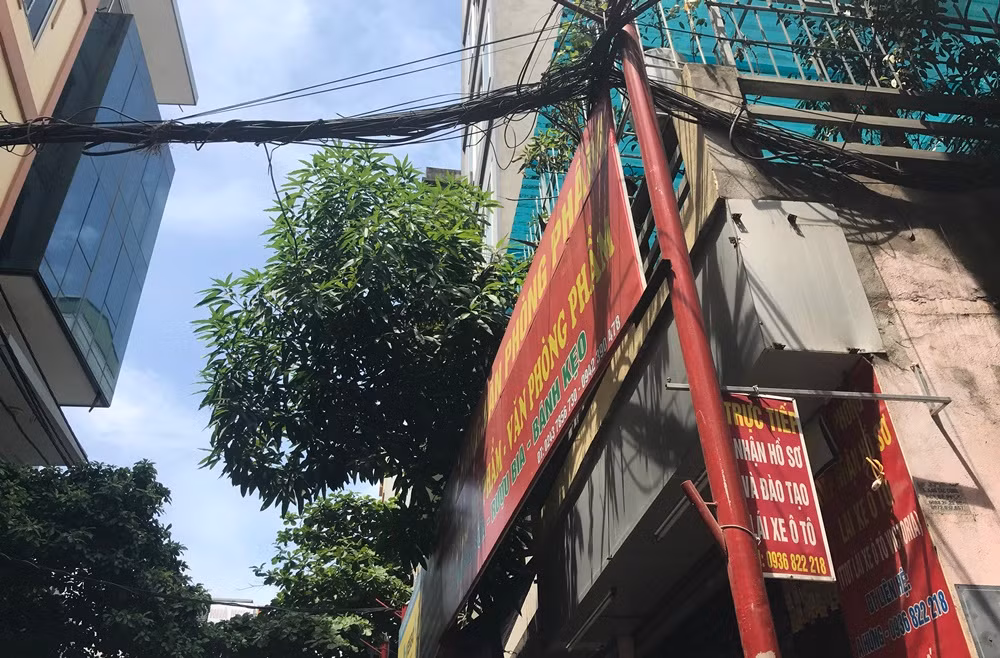 Những cột sắt được dựng có chiều cao khoảng 4m bằng nhau. Ngoài việc tạo khung lắp biển quảng cáo còn được thiết kế thêm hai nhánh phụ để treo cờ và đèn lồng.