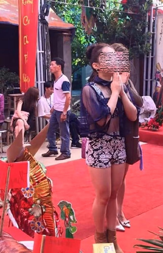 Nguoi phu nu mac quan mong nhu to giay de lo noi y khi di chua-Hinh-2