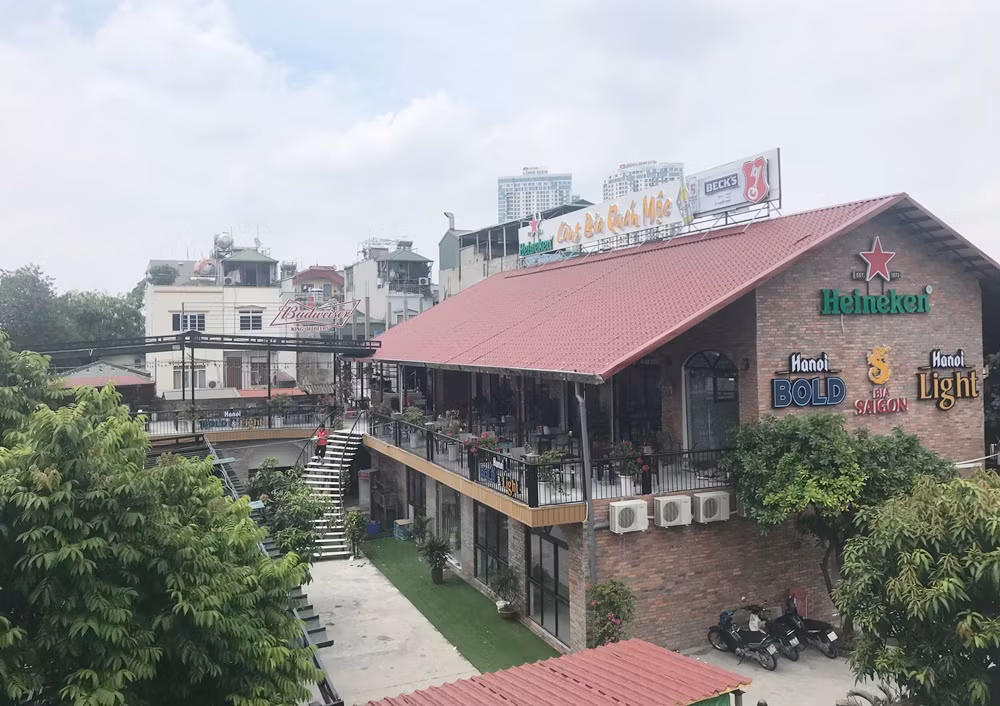 Trong khi đó, khẳng định với PV Kiến Thức, ông Trần Hoàng Việt - Phó Chủ tịch UBND phường Ngọc Lâm cho hay, chủ nhà hàng Làng Bia Quán Mộc không báo cáo lên UBND phường khi tiến hành sửa chữa, xây dựng cơ ngơi này.