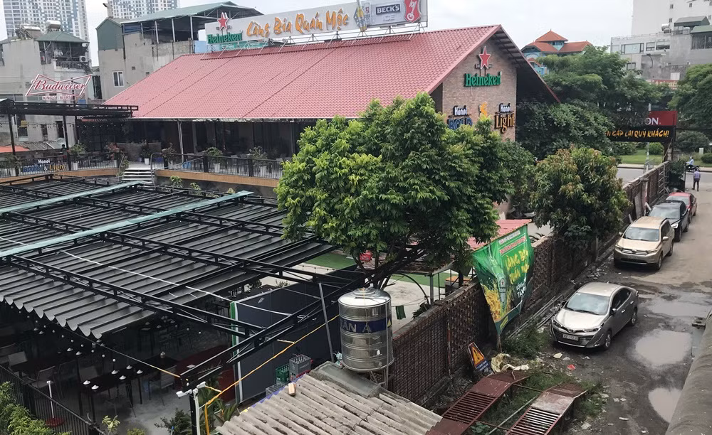 Ngay cạnh các dãy nhà hàng, dưới gầm cầu Chương Dương, cũng được nhà hàng này tận dụng làm nơi để xe máy, xe ô tô của "thượng đế".