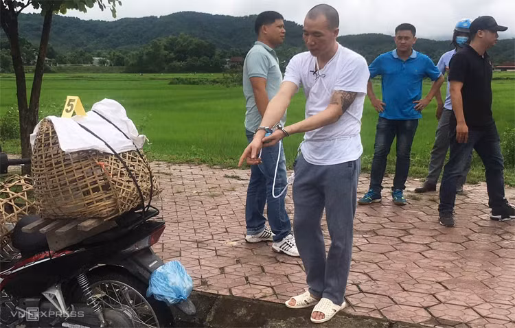 Theo Kết luận điều tra, trong khoảng thời gian từ ngày 4-6/2/2019 (tức từ 30 tháng Chạp đến ngày mồng 2 Tết Nguyên đán Kỷ Hợi 2019), tại nhà Bùi Văn Công, các đối tượng Bùi Văn Công, Phạm Văn Nhiệm, Lường Văn Lả, Lường Văn Hùng, Vương Văn Hùng, Phạm Văn Dũng và Cầm Văn Cương đã xâm hại tình dục trái ta muốn của nạn nhân.