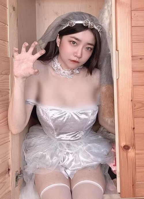 Đa số đều cho rằng trong trang phục này, Nghiên Nghiên Nhi cực kỳ quyến rũ. Cô nàng vừa đẹp một cách ngây thơ vừa quyến rũ, làm say đắm lòng người.