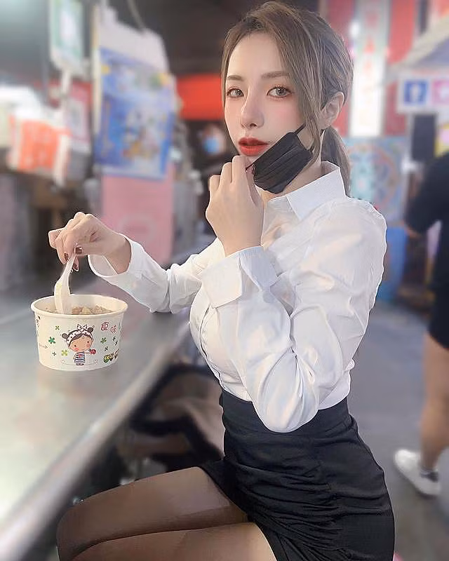 Đường cong cơ thể siêu nóng bỏng và gợi cảm của cô nàng khiến nhiều fan hâm mộ không thể rời mắt.