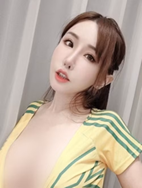 Tuy nhiên, động tác cố tình kéo áo khoe vòng một đầy đặn của cô nàng vẫn khiến nhiều người phật ý, cảm thấy quá phản cảm.