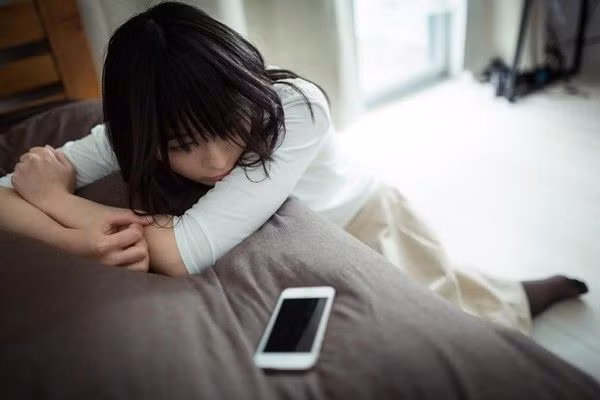 Xem dien thoai ban trai, phat hien chuyen dong troi
