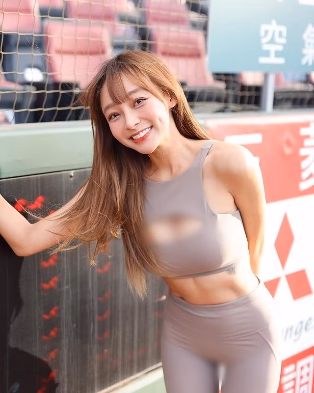 Theo tìm hiểu, Lâm Tương vốn là hot girl gợi cảm nổi tiếng top đầu ở Đài Loan, cô nàng cũng được mệnh danh là một trong những hot girl cổ vũ xinh đẹp nhất.