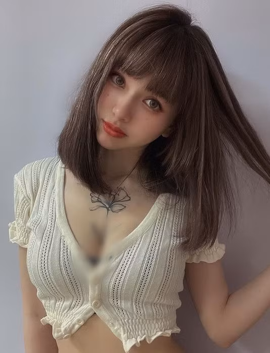 Theo tìm hiểu, Dung Dung là người mẫu, hot girl mới nổi ở Đài Loan. Cô nàng sở hữu gương mặt thu hút, dáng vóc nóng bỏng.