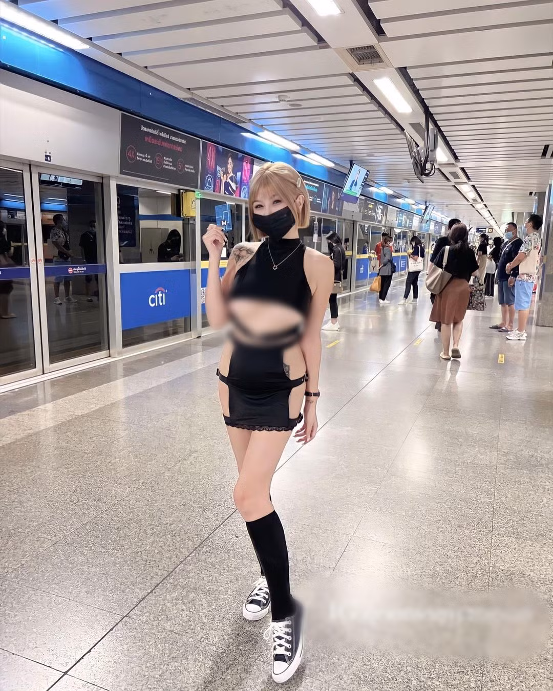 Có những trang phục của Trương Hi Hi thực sự gây sốc, cô nàng ăn mặc quá phản cảm nhưng lại vô tư tạo dáng nơi công cộng.