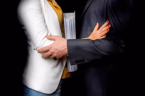 Thân mật với bạn gái, chàng trai bị “nhiễm độc” vì... Than mat voi ban gai, chang trai bi “nhiem doc” vi...