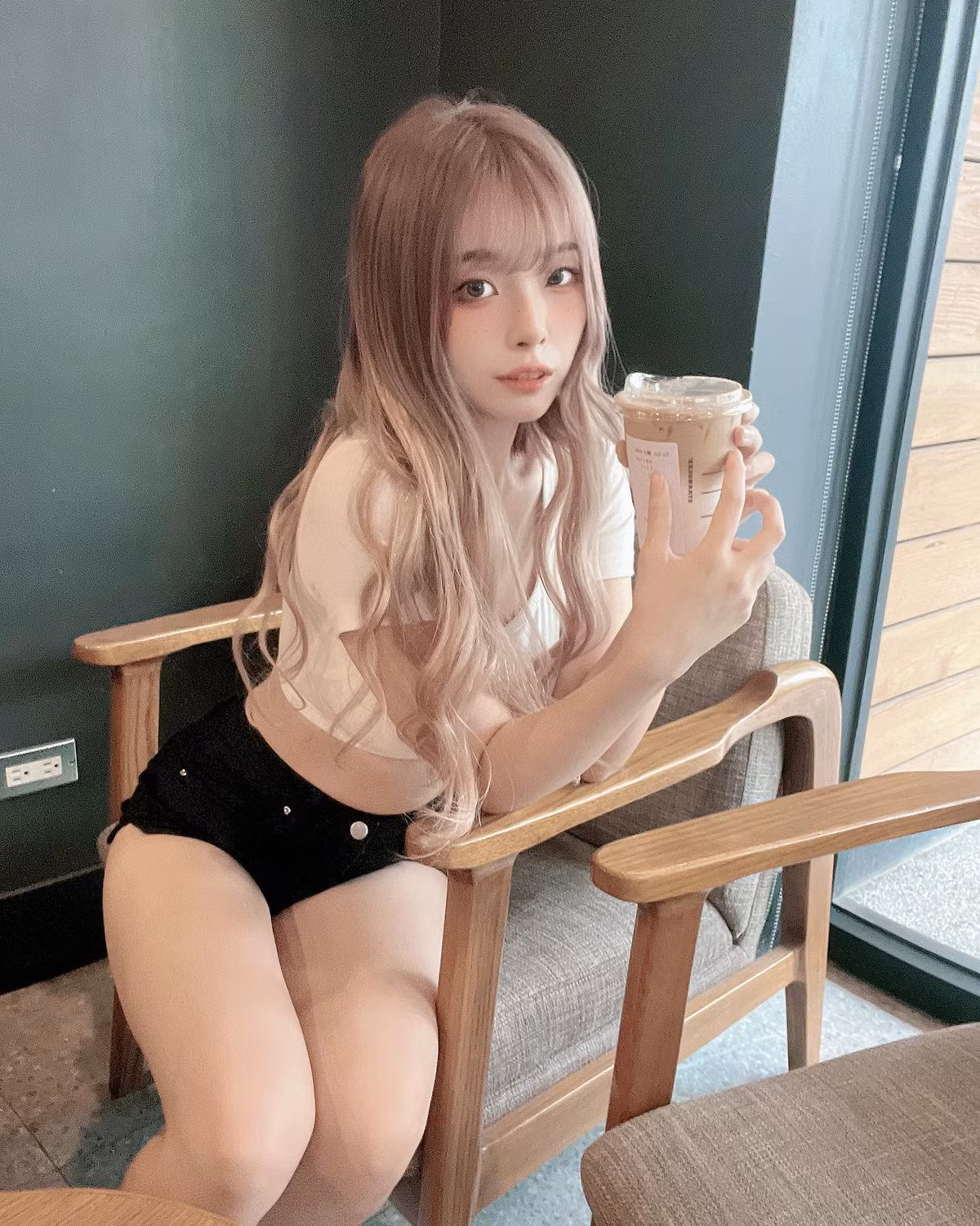 Trước đó, Mạt Mạt cũng từng gây chú ý khi diện chiếc quần siêu ngắn đi uống trà sữa.