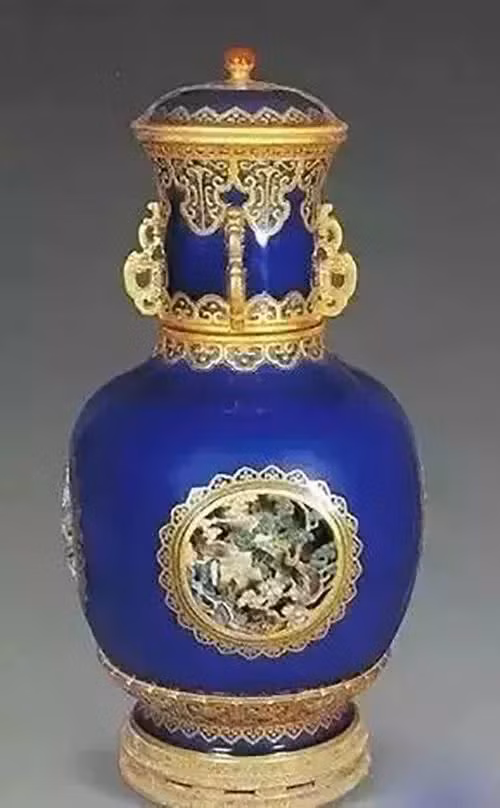  Bình tráng men của Càn Long: Chế tác "chuyển tâm" vô cùng sinh động: Chiếc bình chuyển tâm độc đáo này được chế tạo bởi các quan viên thời Càn Long, công nghệ vô cùng phức tạp. Phía bên trong bình có đặt một chiếc chai rỗng có thể xoay chuyển. Ngoài ra còn có 12 hình nhân điêu khắc tỉ mỉ , nếu dùng tay để chạm vào chúng, những hình nhân này có thể cử động thành các hoạt động như quốc đất, ngồi xổm… vô cùng sinh động. Các nhà chế tác thời Càn Long đã tạo ra khoảng 20- 30 chiếc bình chuyển tâm, nhưng hiện tại chỉ còn lại 1 chiếc được lưu giữ trong bảo tàng Nam Kinh.