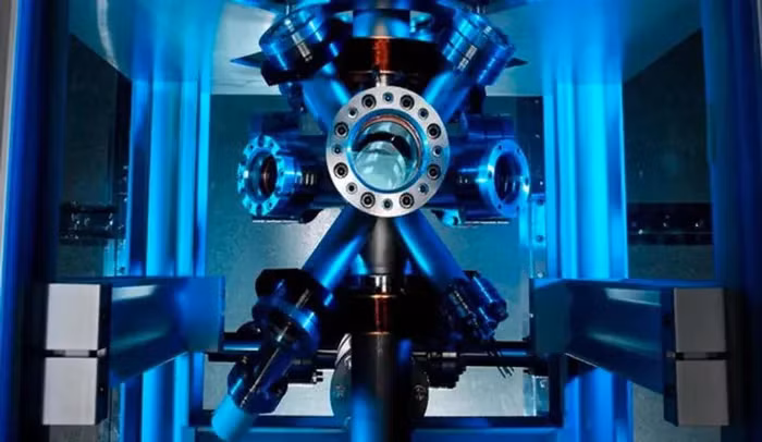 Đồng hồ nguyên tử có thể cho phép các nền tảng chiến đấu khác nhau kết hợp tia laser hoặc vi sóng phát ra từ nhiều nguồn khác nhau thành một chùm tia duy nhất, tập trung cao độ, có khả năng tạo ra sức mạnh hủy diệt to lớn. Những ứng dụng như vậy có thể biến đổi bản chất của chiến tranh, khiến những công nghệ mới này trở thành trọng tâm của các cuộc đối đầu công nghệ cao trong những thập kỷ tới.