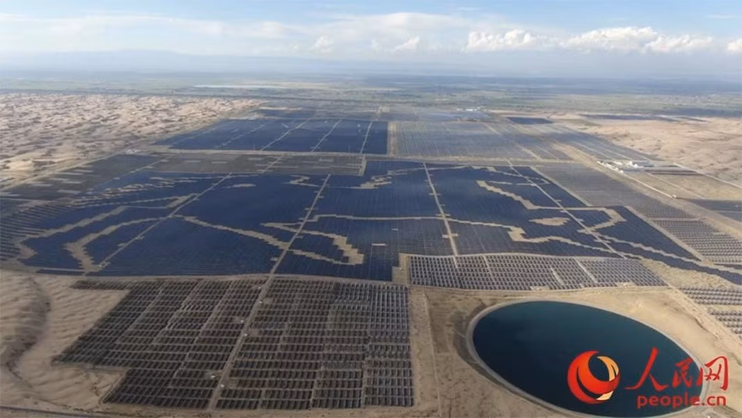 Sau khi hoàn thành vào năm 2030, trang trại mặt trời sẽ rộng 5 km và trải dài 400 km trên sa mạc cát