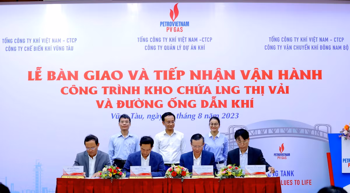 Khen thuong 8 don vi hoan thanh tot thi dua BDSC cong trinh khi va chay thu chuoi du an LNG Thi Vai